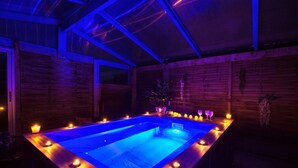 A heated indoor pool with a wooden deck and candles. - So Villa Le Tertre (41) - Heated pool - Nordic bath - 1h35 Paris - 44 p. (Le Poislay)