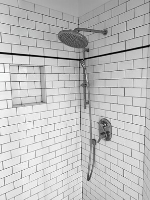 Badewanne, Haartrockner, Handtücher, Seife