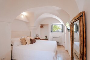 6 bedrooms, iron/ironing board, free WiFi, bed sheets