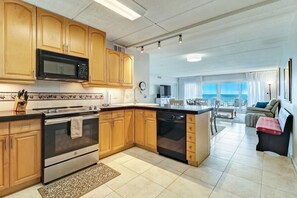 Condo, 3 Bedrooms | Private kitchen