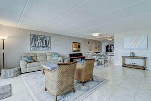 Condo, 3 Bedrooms | Living area
