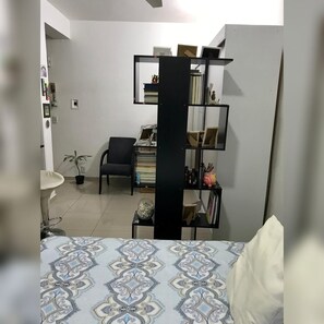 1 bedroom, desk, WiFi