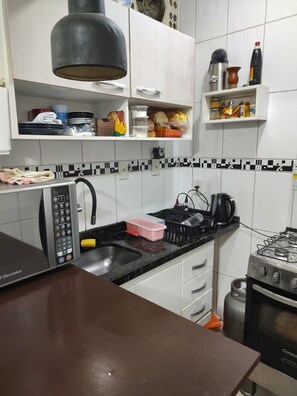 Geladeira, micro-ondas, fogão, cafeteira/chaleira