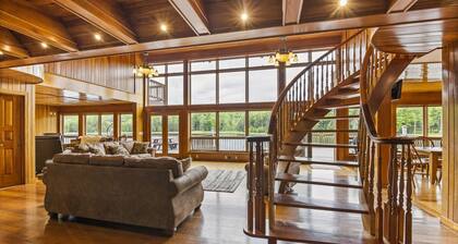 Custom built resort on private lake with kayaks, hiking,