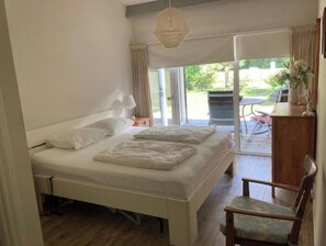 2 bedrooms, desk, travel cot, free WiFi