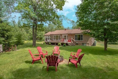 Sand Lake Getaway - Three Bedroom Cottage, Sleeps 8
