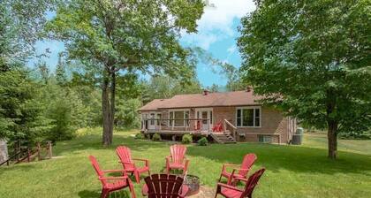Sand Lake Getaway - Three Bedroom Cottage, Sleeps 8