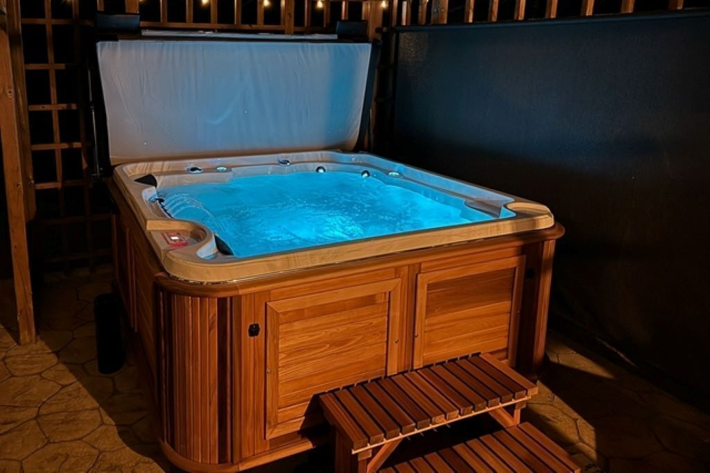 Outdoor spa tub
