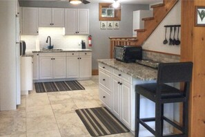 Fridge, microwave, oven, stovetop - 4-Season River Hideaway (Minden)