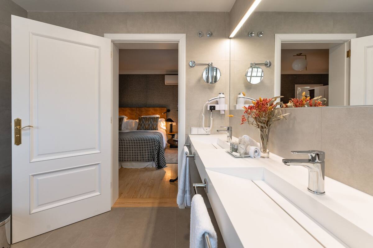 basic suite | bathroom | shower, hair dryer, bathrobes, towels