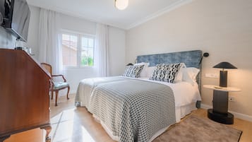 Deluxe Room | Peti besi dalam bilik, langsir/tirai gelap terus, Wi-fi percuma