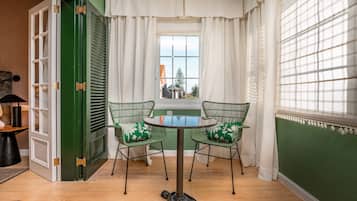 Deluxe Suite | Living area | Smart TV