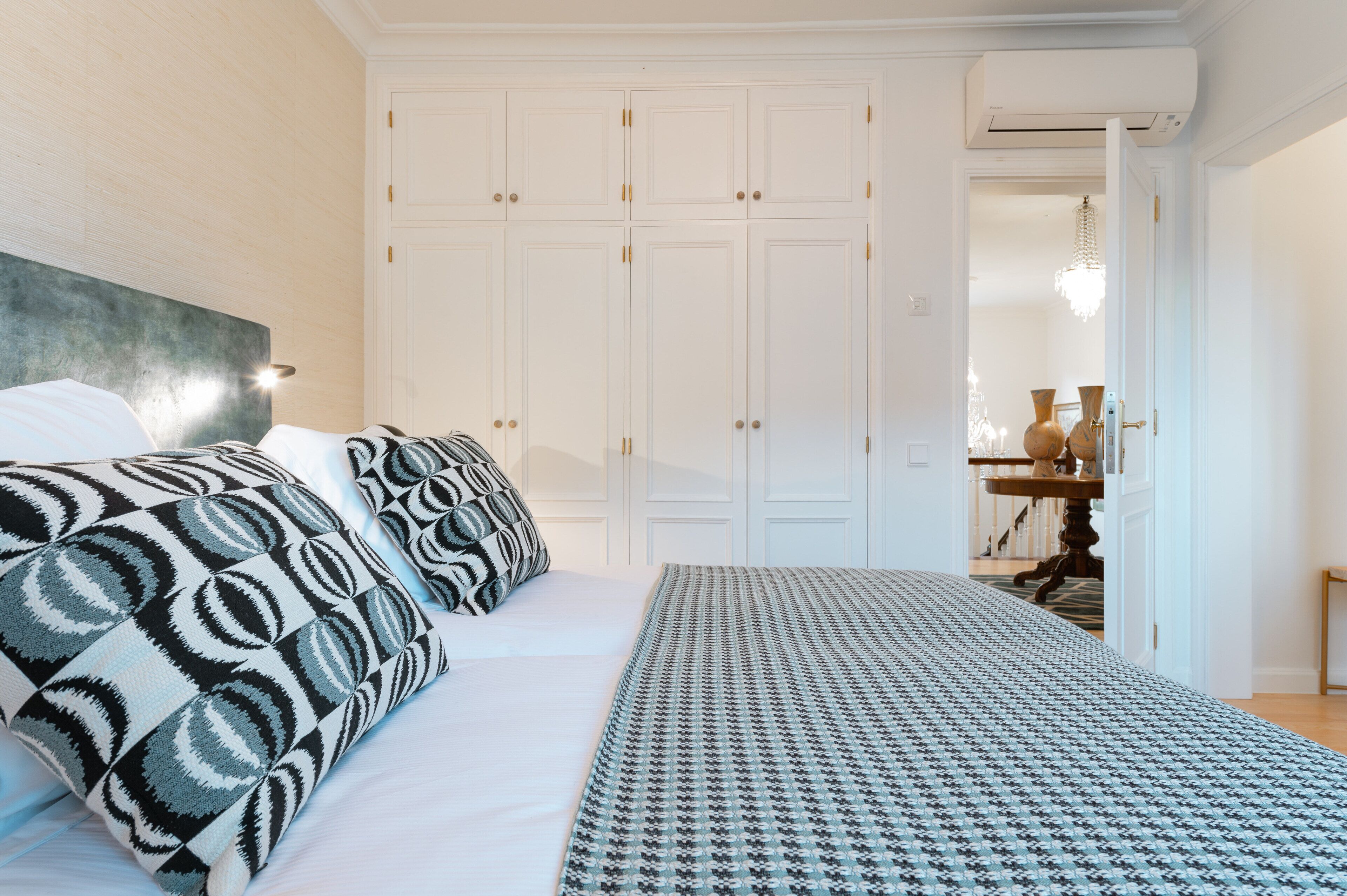 deluxe room | 1 bedroom, in-room safe, blackout curtains, free wifi