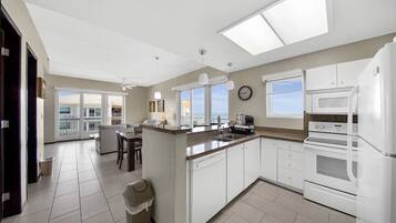 Réfrigérateur, four, plaque de cuisson, lave-vaisselle