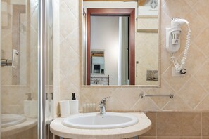 Ducha, secador de pelo, bidet, toallas