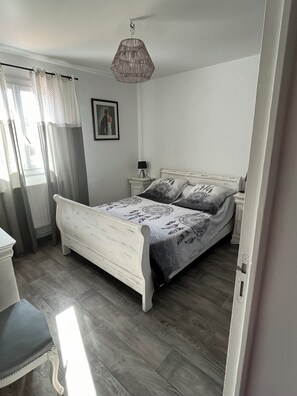 3 chambres, fer et planche à repasser, lit parapluie, Wi-Fi gratuit