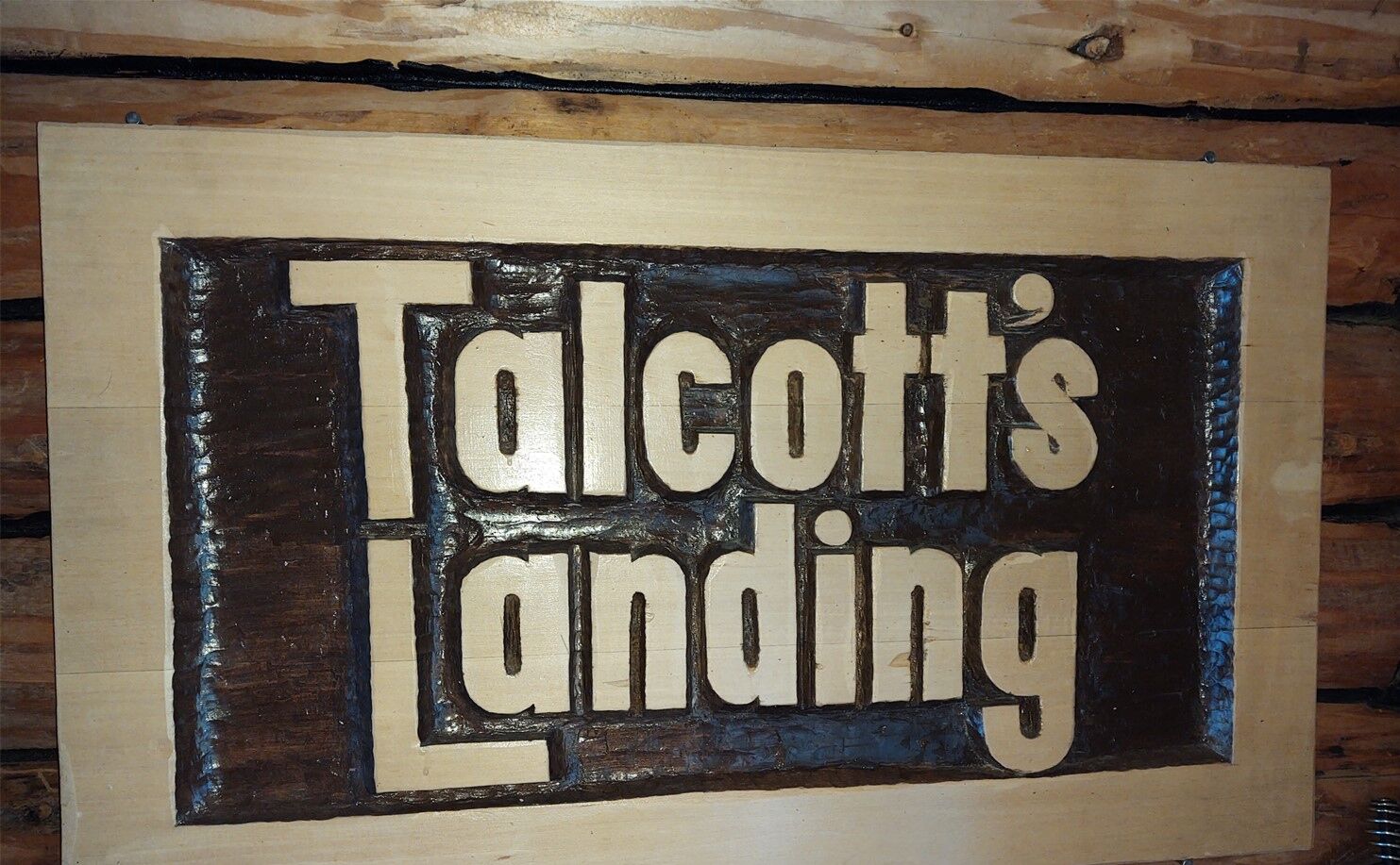 Un letrero con el texto 'Talcott's Landing'.