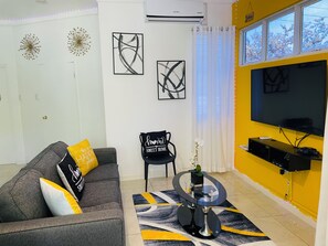 Een smart-tv en een computerscherm