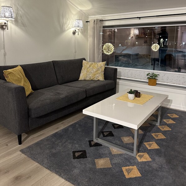 Departamento Grand | Área de sala de estar | Piso con calefacción 