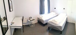 Habitación económica con 1 cama matrimonial o 2 individuales, vista a la ciudad | Espacio para trabajar con laptop y cortinas blackout 