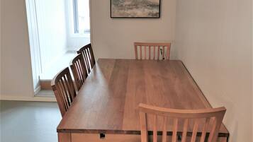 Großer Kühlschrank, Mikrowelle, Ofen, Geschirrspüler