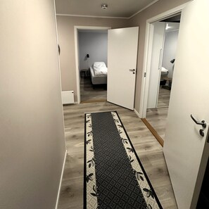 Espacio para trabajar con laptop y cortinas blackout 