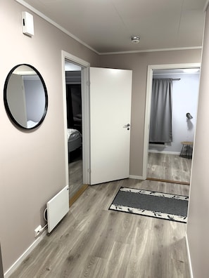 Grand Apartment | Laptop workspace, blackout curtains, iron/ironing board, free WiFi - Lofoten Overnatting - Leknes - Hostel (Vestvågøy)