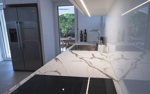 Kjøleskap, mikrobølgeovn, ovn og kokeplater