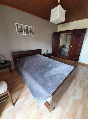 2 bedrooms, desk, iron/ironing board, travel crib