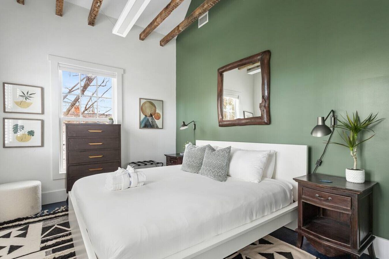 4 chambres, bureau, fer et planche à repasser, lit parapluie