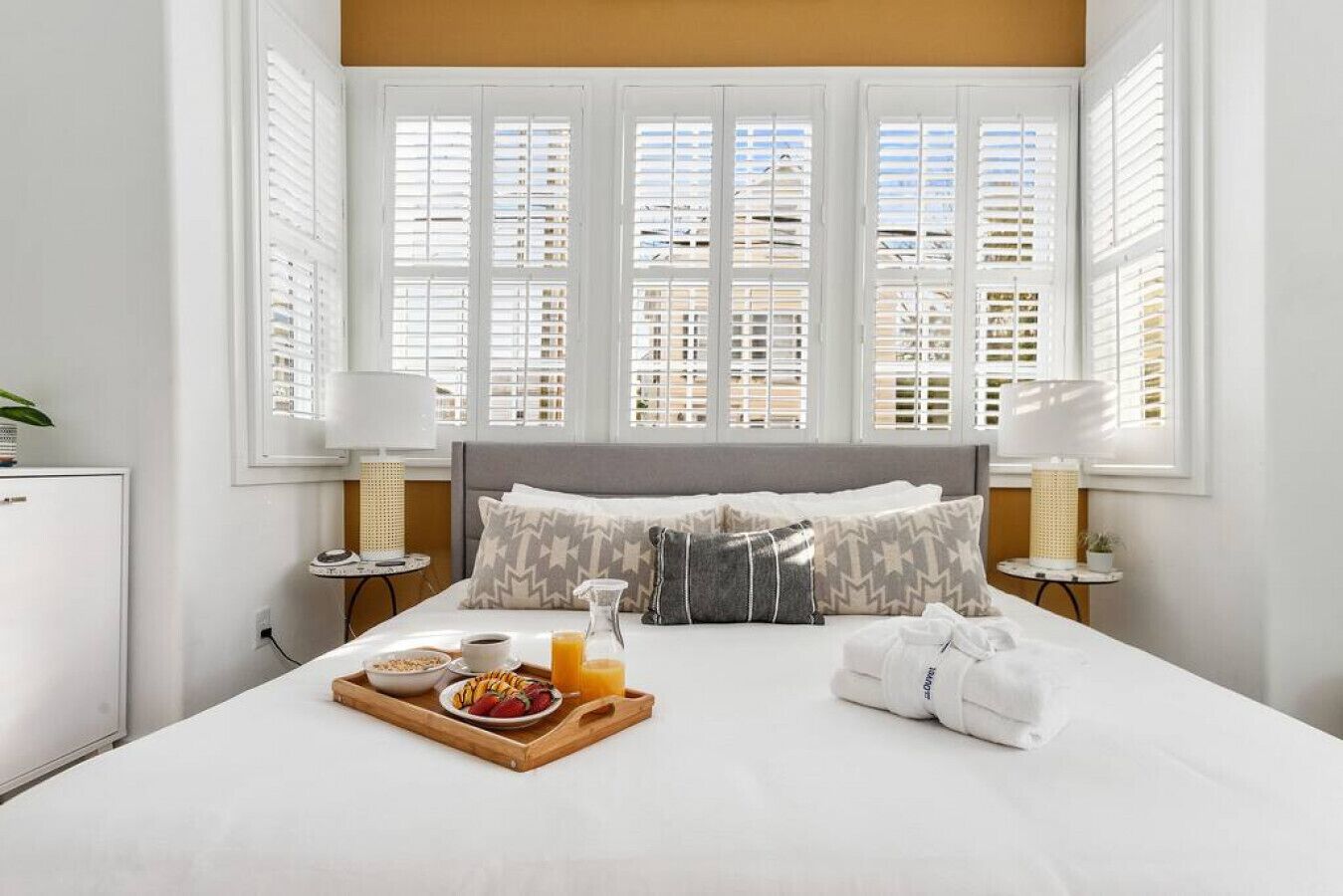 4 chambres, bureau, fer et planche à repasser, lit parapluie