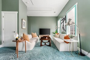 Smart TV - Kings Corner- Entire Historic Charleston House Off King Street (Charleston)