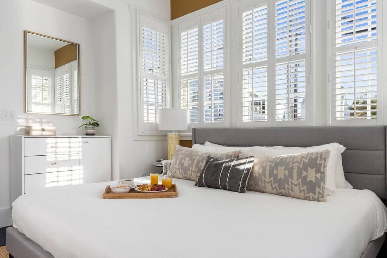 4 室のベッドルーム、デスク、アイロン / アイロン台、旅行用ベビーベッド