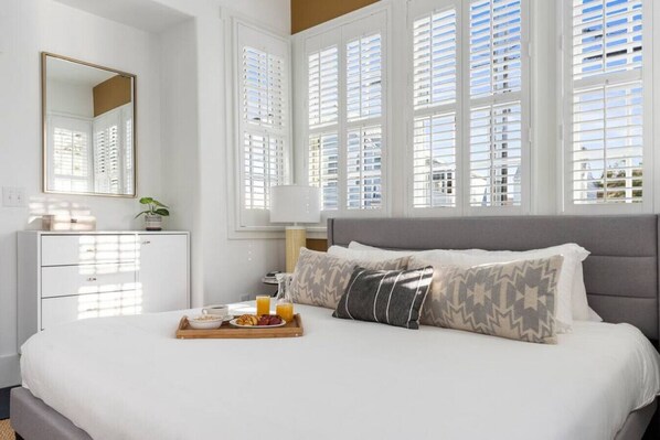 4 bedrooms, desk, iron/ironing board, travel crib - Kings Corner- Entire Historic Charleston House Off King Street (Charleston)