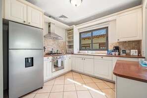 Fridge, microwave, oven, stovetop - Beautiful Tierra del Sol home w/ stunning views + GREAT amenities (Noord)