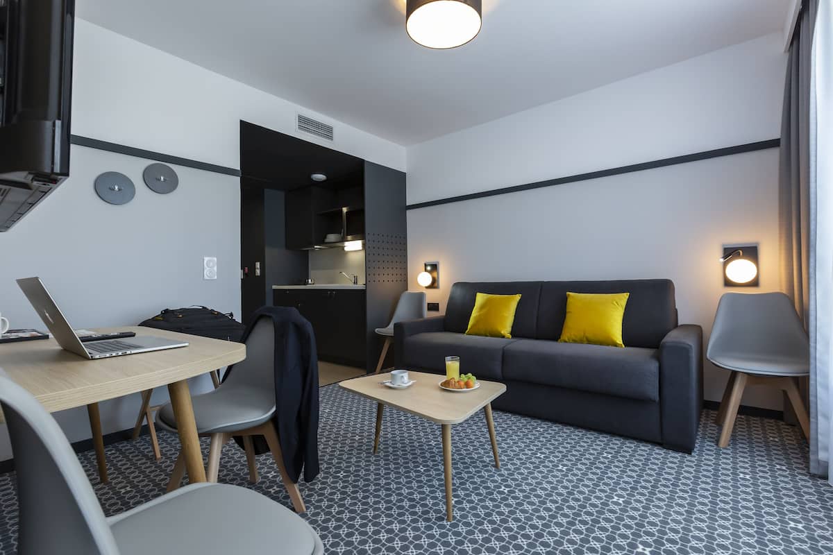 Apartemen, 1 kamar tidur | Brankas, meja kerja, kedap suara, dan Wi-Fi gratis