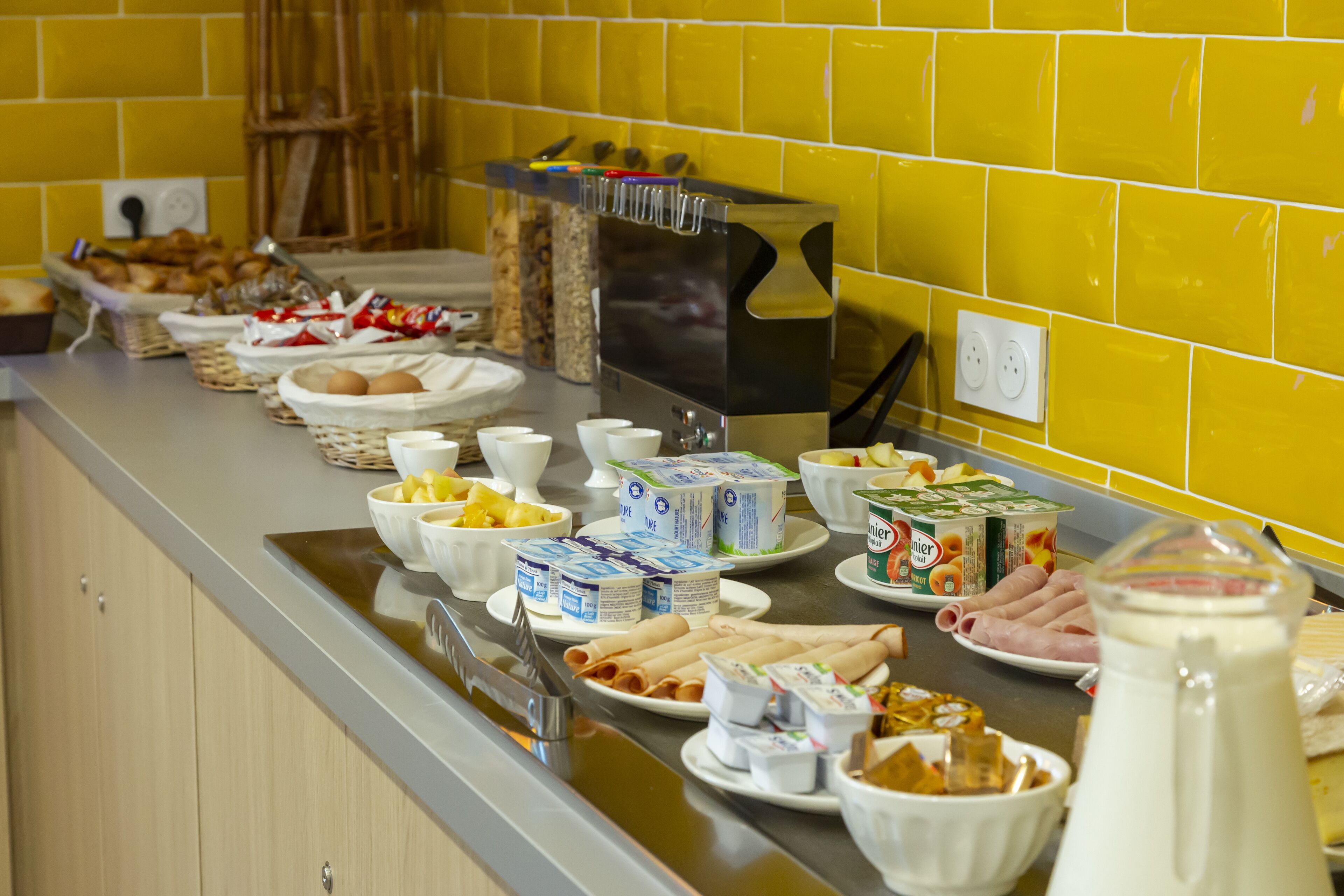 Een buffet met diverse gerechten en drankjes.