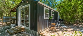 Chic PRIVATE cabin in the woods --> queen bed, deck, high-speed Wifi