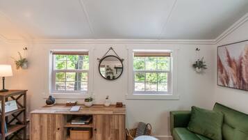 Älytelevisio, takka, kirjoja