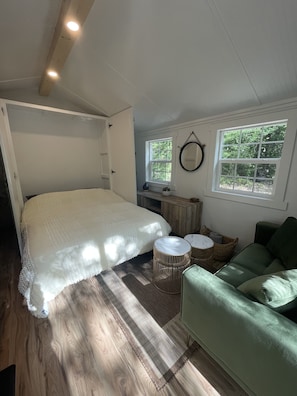 1 bedroom, iron/ironing board, free WiFi, bed sheets - Chic PRIVATE cabin in the woods --> queen bed, deck, high-speed Wifi (Greenville)