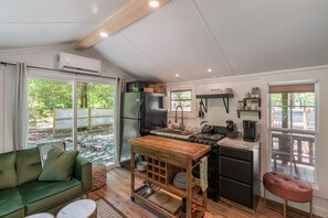 Smart-TV, Kamin, Bücher
