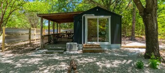 Chic PRIVATE cabin in the woods --> queen bed, deck, high-speed Wifi