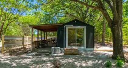 Chic PRIVATE cabin in the woods --> queen bed, deck, high-speed Wifi