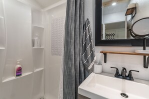 Shower, hair dryer, towels, soap - Chic PRIVATE cabin in the woods --> queen bed, deck, high-speed Wifi (Greenville)