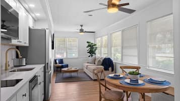 Jääkaappi, mikroaaltouuni, uuni, liesi