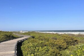 Playa en los alrededores, camastros y toallas de playa 
