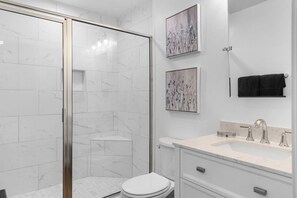 Haartrockner, Handtücher, Seife, Shampoo