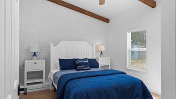 2 makuuhuonetta, työpöytä, silitysrauta/-lauta, vauvan matkasänky