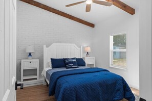 2 Schlafzimmer, Schreibtisch, Bügeleisen/Bügelbrett, Reisekinderbett