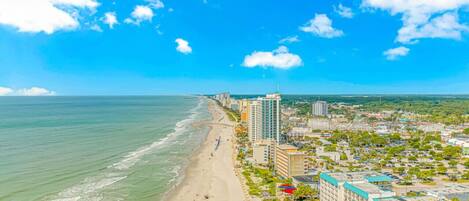 Tæt på stranden, liggestole, badehåndklæder